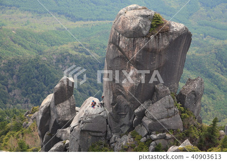 從瑞山山頂(2230米)觀看南邊的大廢石,登山者 從瑞山山頂(2230米)觀看南邊的大廢石,登山者 40903613
