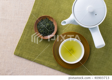 Sencha and tea leaves 40903713