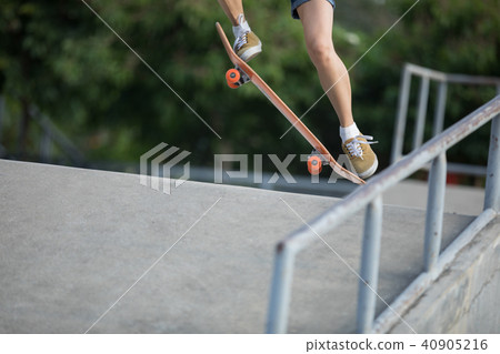 skateboarder skateboarding on skatepark ramp skateboarder skateboarding on skatepark ramp 40905216