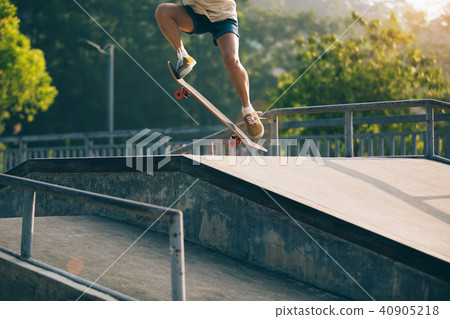 skateboarder skateboarding on skatepark ramp skateboarder skateboarding on skatepark ramp 40905218
