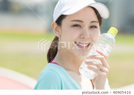 A young Japanese lady who supplies hydration A young Japanese lady who supplies hydration 40905410