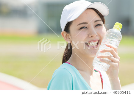 A young Japanese lady who supplies hydration A young Japanese lady who supplies hydration 40905411