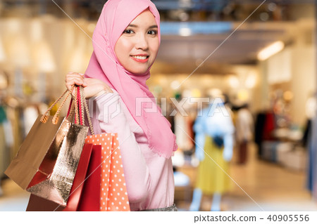 Muslim women and shopping Muslim women and shopping 40905556