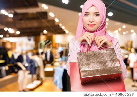 Muslim women and shopping 40905557