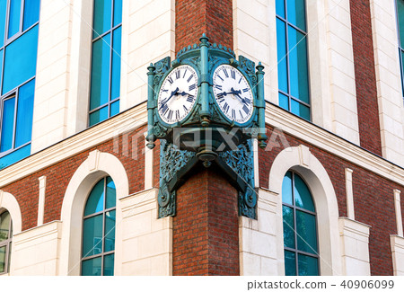 Vintage street clock hanging on a corner Vintage street clock hanging on a corner 40906099