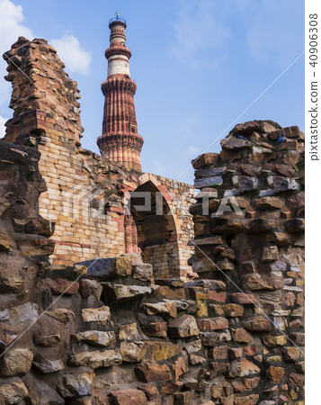 Qutb Minar surrounded by its ruins, Delhi, India Qutb Minar surrounded by its ruins, Delhi, India 40906308