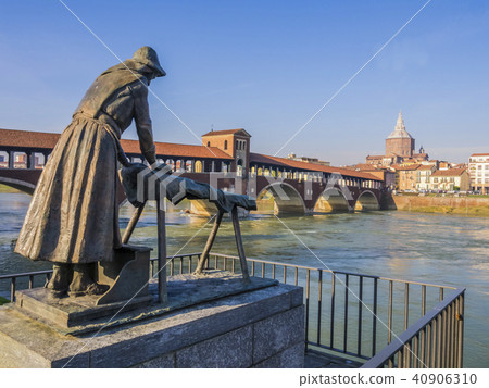Laundress statue and Covered Bridge, Pavia, Italy Laundress statue and Covered Bridge, Pavia, Italy 40906310