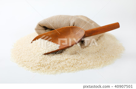 long grained rice, wooden scoop and burlap bag 40907501
