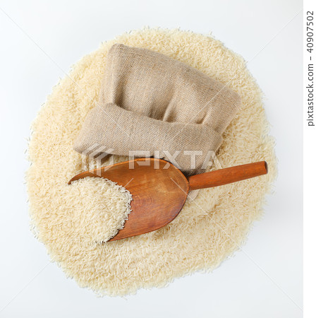 long grained rice, wooden scoop and burlap bag 40907502