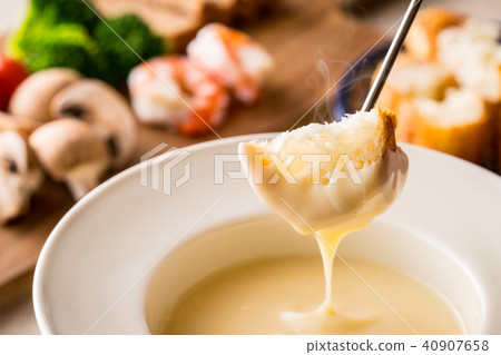 cheese fondue  40907658