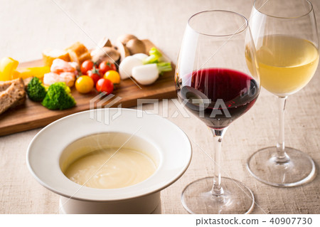 葡萄酒和奶酪菜餚 40907730