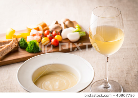 Cheese fondue and wine 40907786