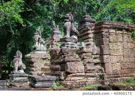 lion sculpture in temple Preah Khan 40908173