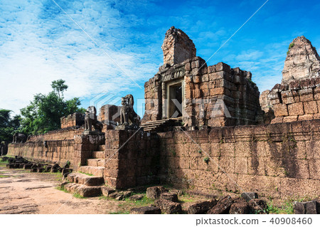 entrance in East Mebon temple entrance in East Mebon temple 40908460