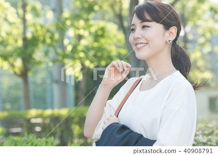 有被採取的夾克的女商人 有被採取的夾克的女商人 40908791
