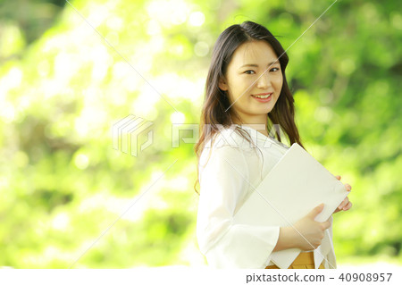 A woman with a book 40908957
