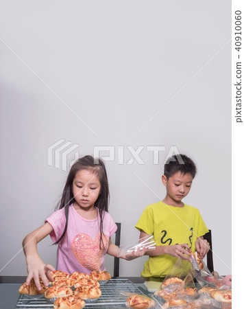 Adorable kid girl and boy separate packing baked 40910060