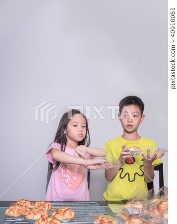 Adorable kid girl and boy separate packing baked Adorable kid girl and boy separate packing baked 40910061