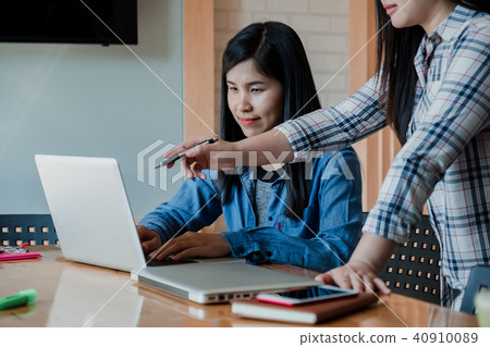 Business project team working together at meeting 40910089