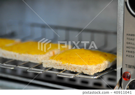 bread with margarine or butter topping 40911041