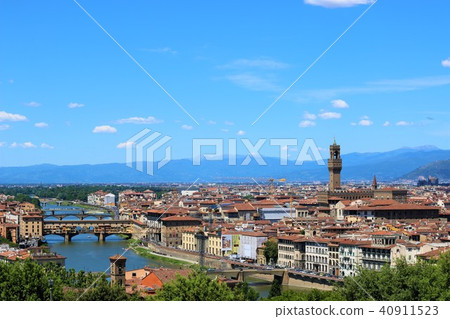 Ponte Vecchio bridge over the streets of Florence and the Arno river Ponte Vecchio bridge over the streets of Florence and the Arno river 40911523
