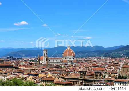 The cathedral and the blue sky nestling in the skyline of Florence The cathedral and the blue sky nestling in the skyline of Florence 40911524