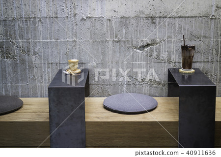 Coffee drinks on table in coffee shop 40911636