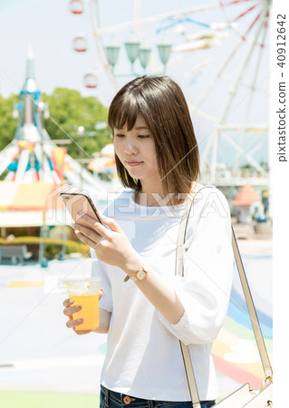 遊樂園人婦女等待的女服務員 40912642