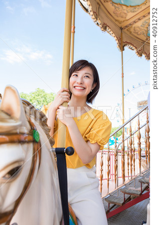 Amusement park person female Amusement park person female 40912752