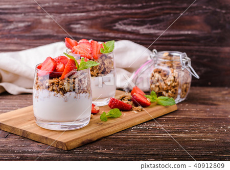 Yogurt parfait with strawberries 40912809