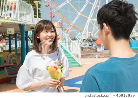 遊樂園人男性和女性坦白禮物花束 40912959