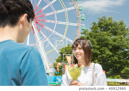 Amusement park person male and female confession present bouquet 40912960