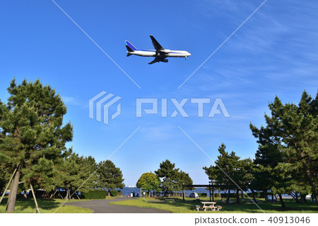 An airplane flying over the Seongnam-aim Seahama Park 40913046