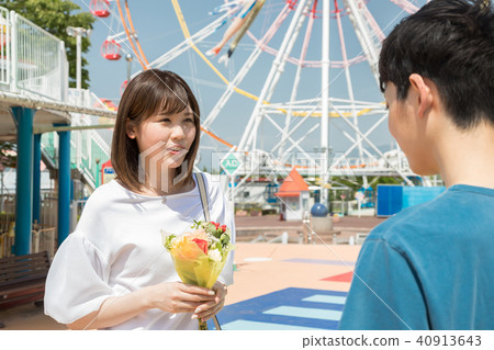 Amusement park person male and female confession present bouquet Amusement park person male and female confession present bouquet 40913643