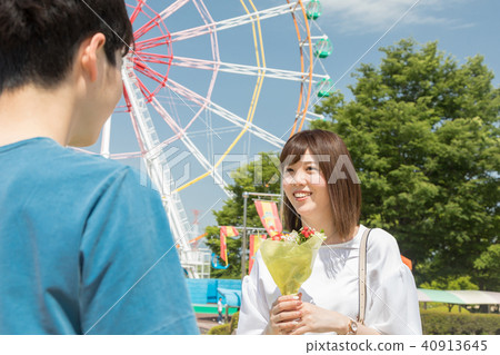 Amusement park person male and female confession present bouquet 40913645