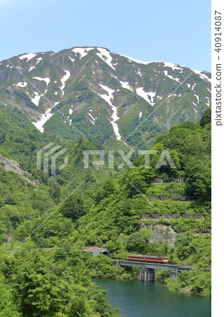 Teido線的Asakusake新鮮綠色和剩餘的雪 40914087