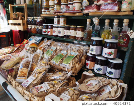 Souvenir shop of Cortina d'Ampezzo 40914371