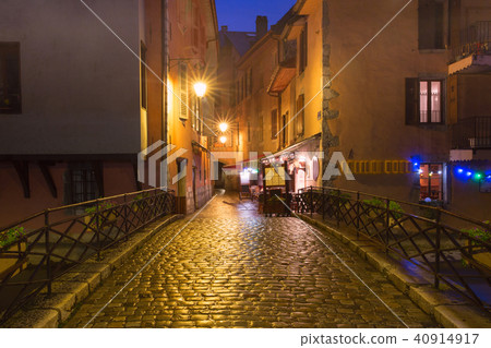 Night street in Old Town of Annecy, France 40914917