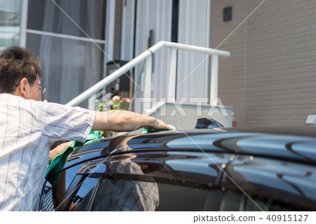 A man who washes cars 40915127