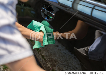 A man who washes cars A man who washes cars 40915142
