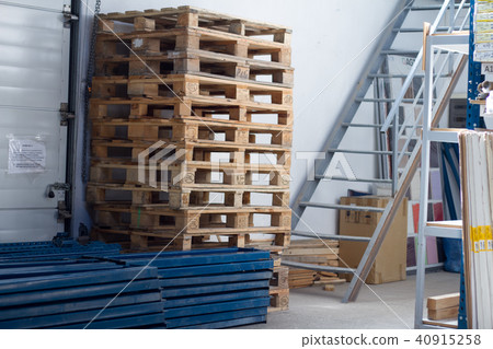 Stacks of Wooden pallets for industrial transportation by truck 40915258