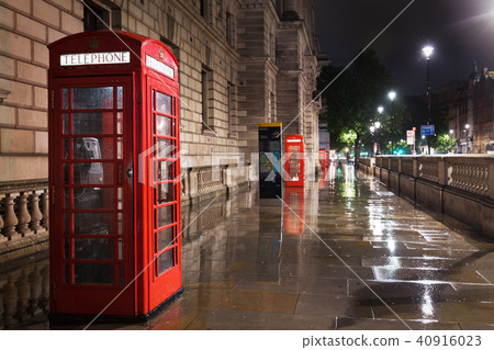 Popular tourist Red phone booth at London night 40916023