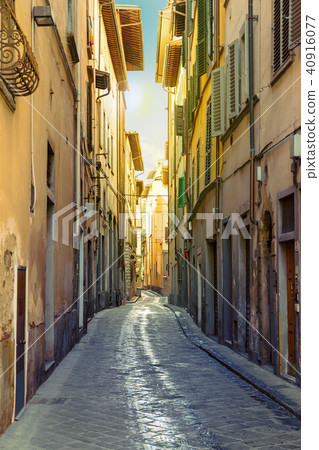 Narrow street in Florence Narrow street in Florence 40916077