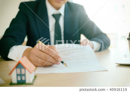 Businessman present contact of house insurance. 40916119