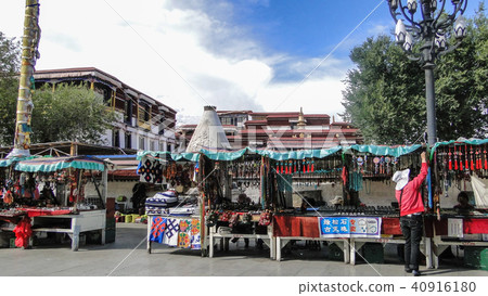 People on street in Lhasa, Tibet 40916180