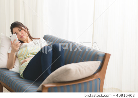 Relaxing women · sofas 40916408