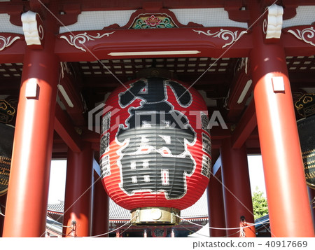 Large lanterns of "Komachi-cho" at Takazomon in Senso-ji Temple Large lanterns of "Komachi-cho" at Takazomon in Senso-ji Temple 40917669
