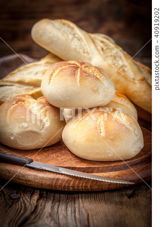 Several kaiser rolls and baquette. 40919202