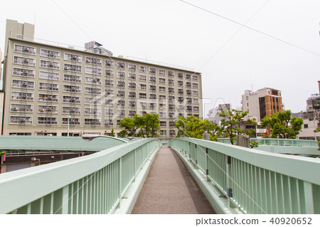 Shinkansen, Kaidancho footbridge and the cityscape 40920652