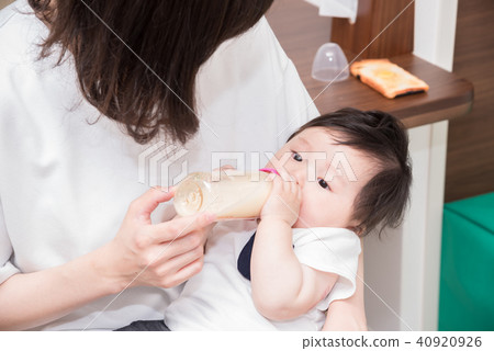 Baby drinking milk Baby drinking milk 40920926